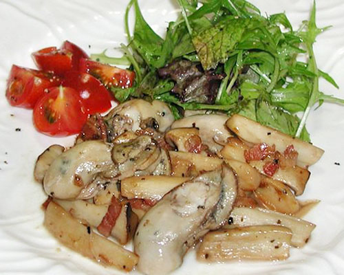牡蠣とベーコン、エリンギの炒め物