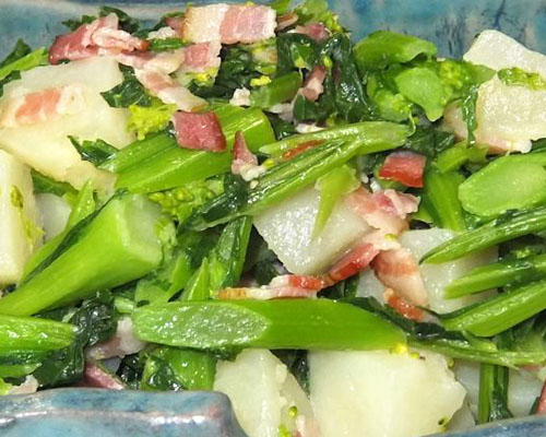 菜の花とジャガイモ、ベーコンの温かいサラダ