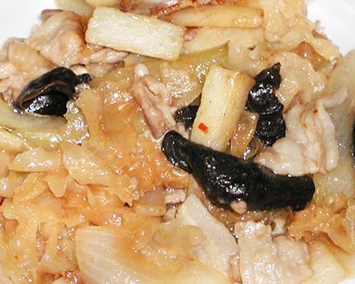 きくらげと豚肉のピリ辛炒め　ソース味
