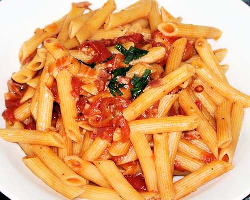 鍋1つで作る トマトとベーコンのピリ辛パスタ