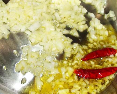 鍋1つで作る トマトとベーコンのピリ辛パスタ