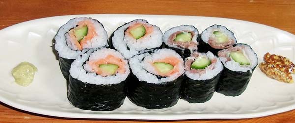 スモークサーモンや生ハムの海苔巻き