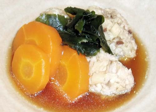 タケノコ入り鶏のつくねとワカメの煮物